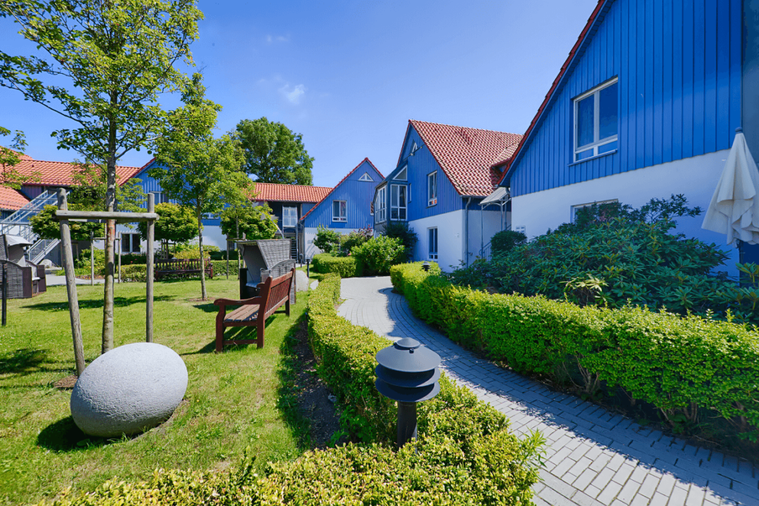 Blick in den grünen Innenhof des KMC